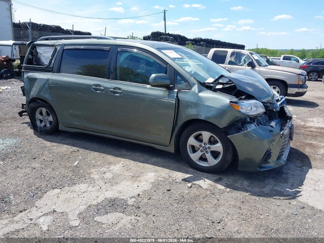 Salvage Toyota Sienna Image