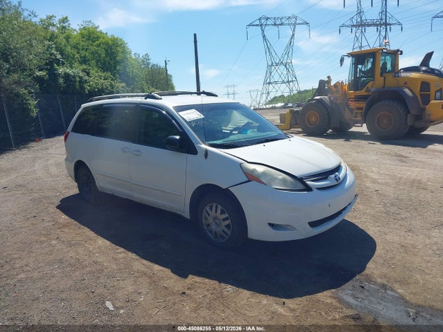 Salvage Toyota Sienna Image