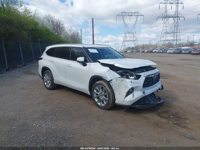Salvage Toyota Highlander Image