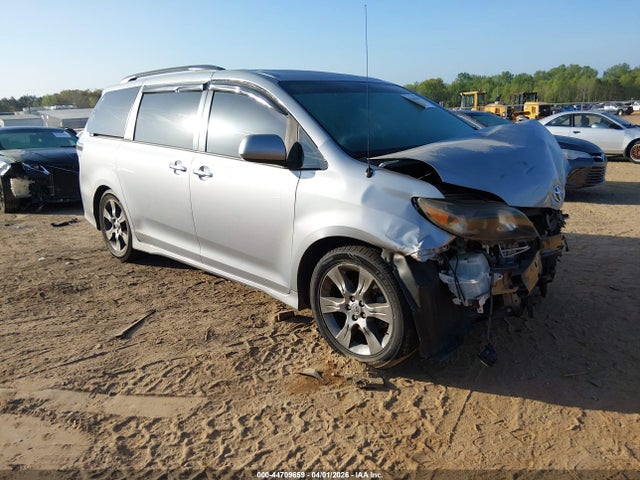 Salvage Toyota Sienna Image