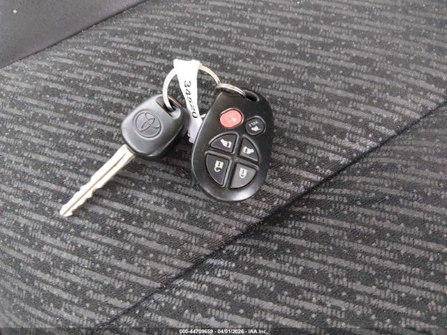 Toyota Sienna Se 8 Passenger