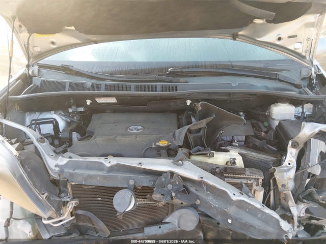 Toyota Sienna Se 8 Passenger