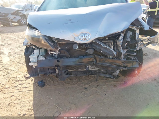 Toyota Sienna Se 8 Passenger