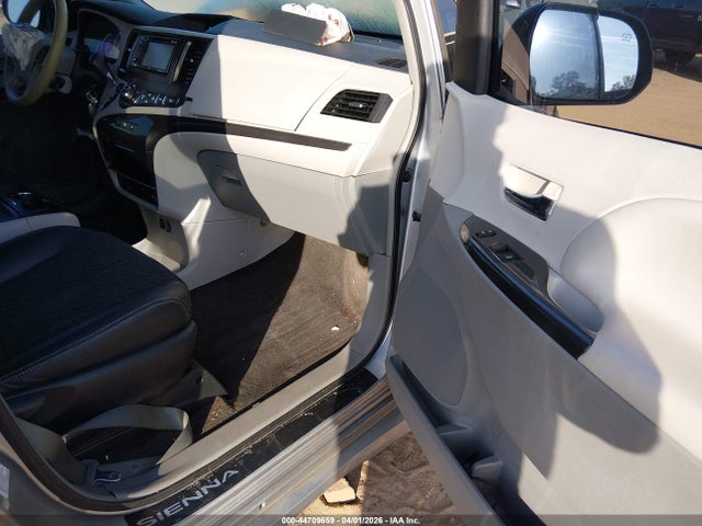 Toyota Sienna Se 8 Passenger