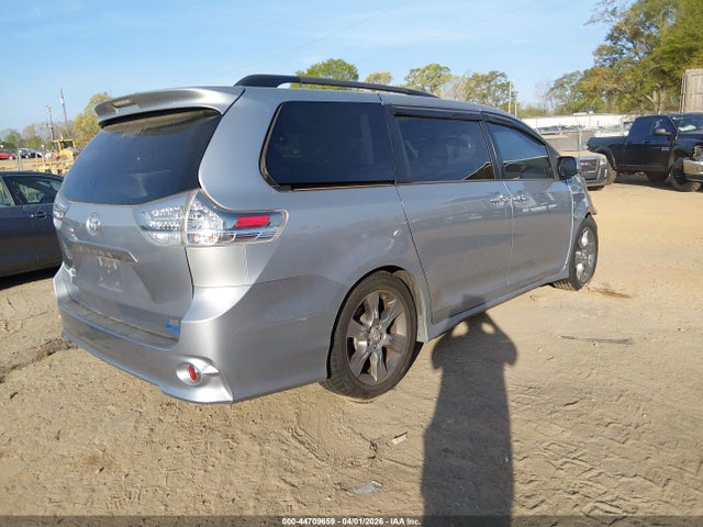 Toyota Sienna Se 8 Passenger