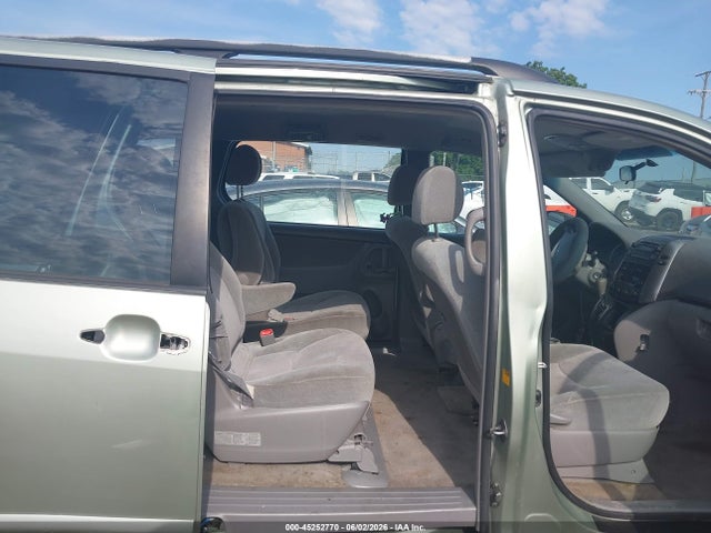 Toyota Sienna Ce