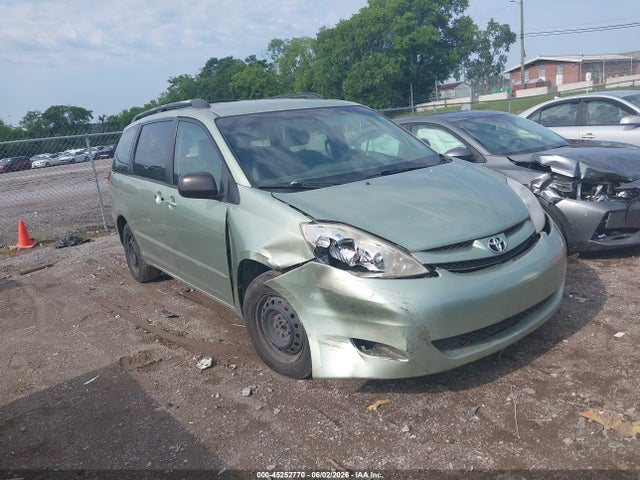 Salvage Toyota Sienna Image