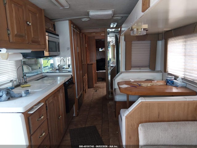 Oshkosh Motor Truck Co. Chassis V Line Motor Home