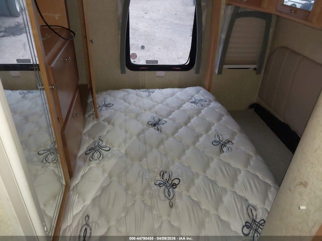 Ford Econoline E450 Super Duty Cutwy Van