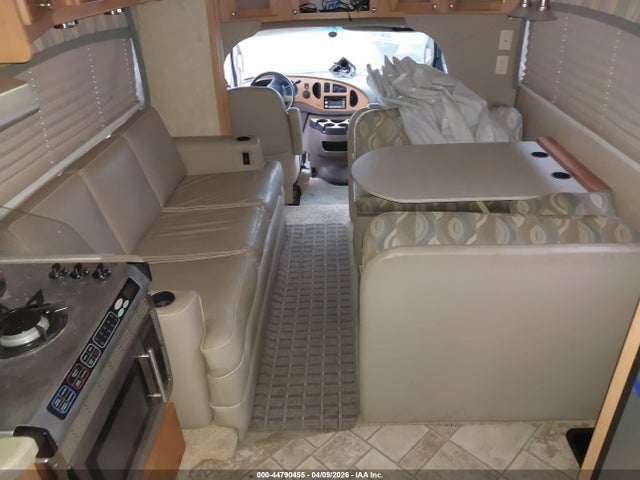 Ford Econoline E450 Super Duty Cutwy Van