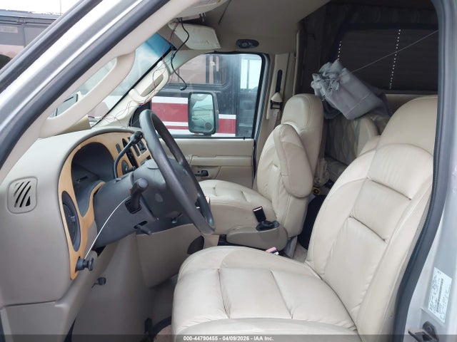 Ford Econoline E450 Super Duty Cutwy Van