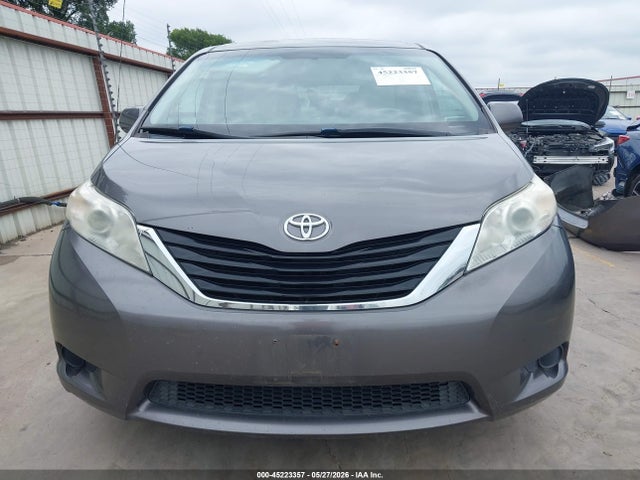 Toyota Sienna Le V6