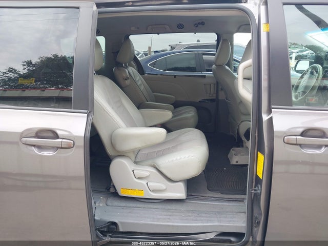 Toyota Sienna Le V6