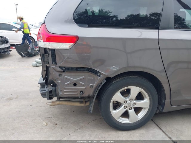 Toyota Sienna Le V6