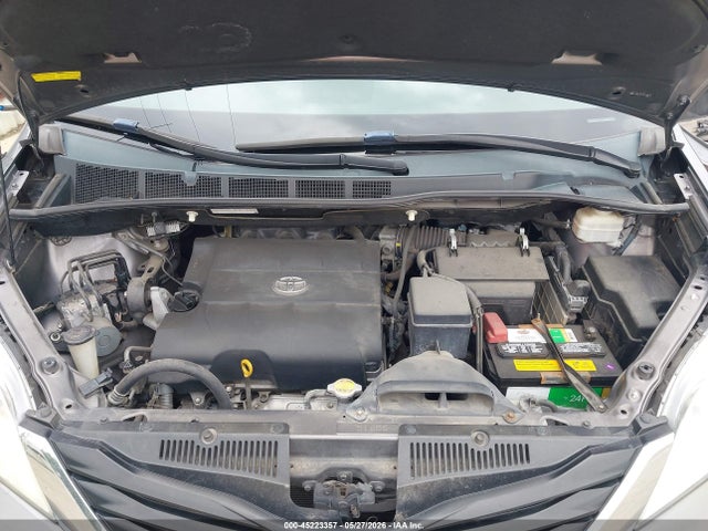 Toyota Sienna Le V6
