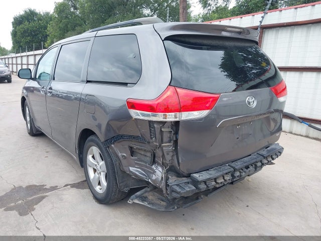 Toyota Sienna Le V6