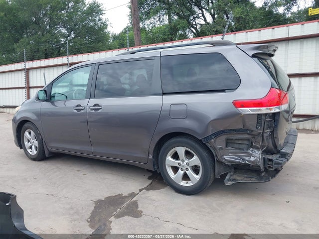 Toyota Sienna Le V6