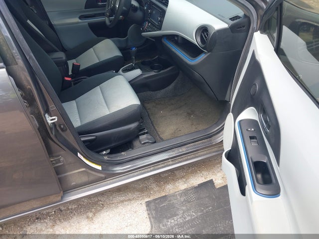 Toyota Prius c Three