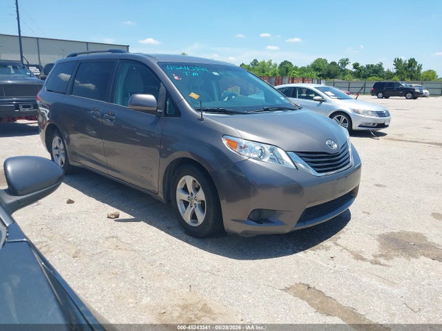 Salvage Toyota Sienna Image