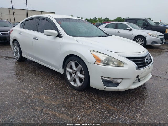 Salvage Nissan Altima Image