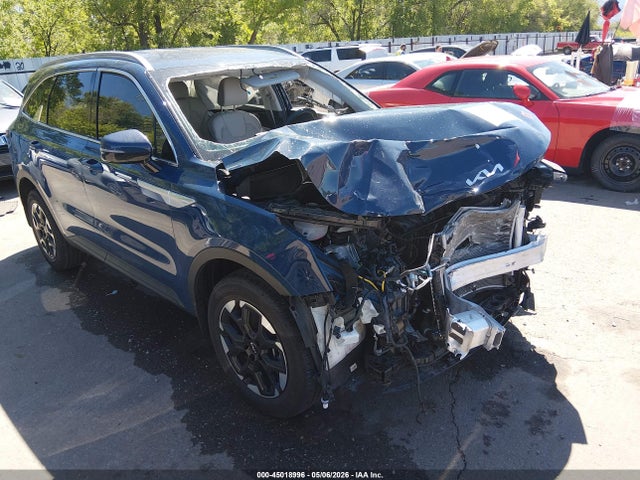 Salvage Kia Sorento Image