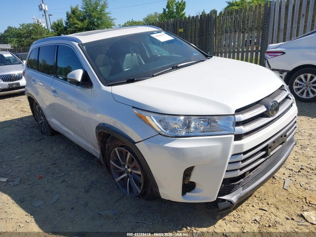 Salvage Toyota Highlander Image