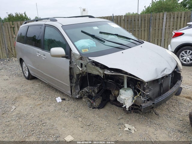 Salvage Toyota Sienna Image