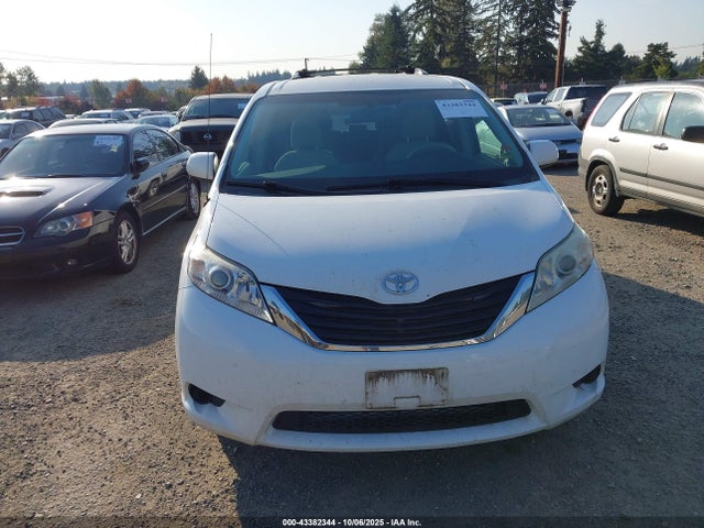 Toyota Sienna Le 7 Passenger