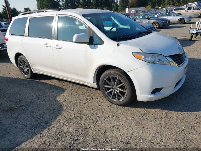 Salvage Toyota Sienna Image