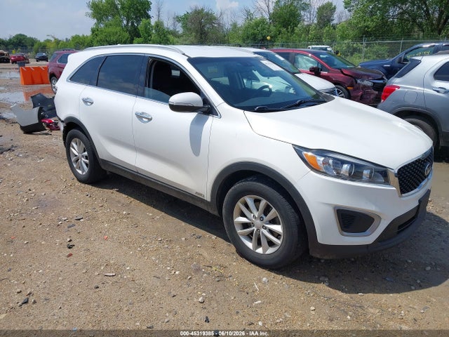 Salvage Kia Sorento Image