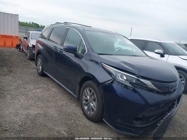 Salvage Toyota Sienna Image