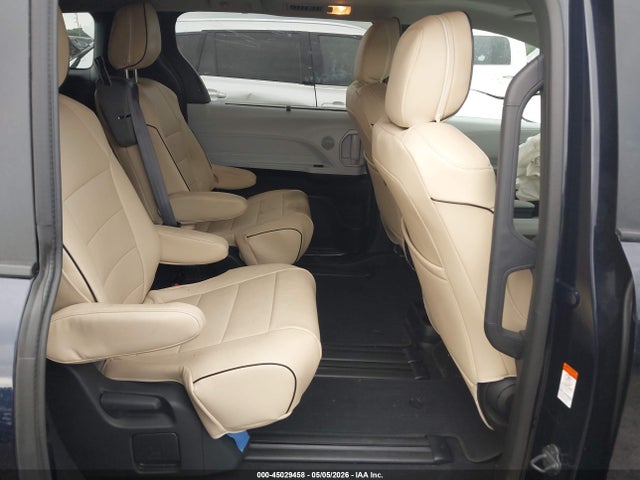 Toyota Sienna Le