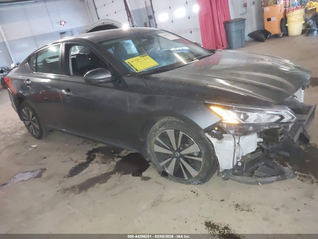 Salvage Nissan Altima Image