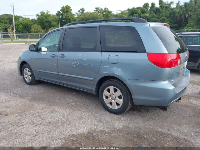 Toyota Sienna Le