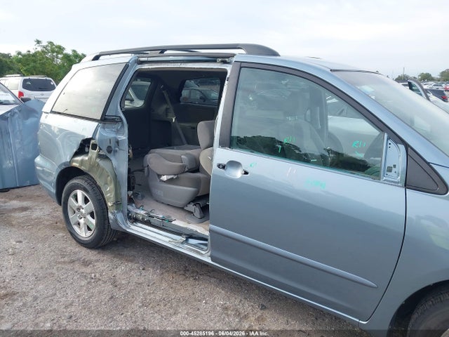 Toyota Sienna Le