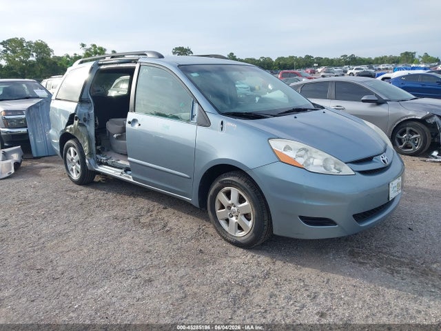 Salvage Toyota Sienna Image