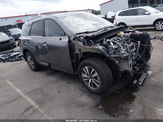 Salvage Nissan Pathfinder Image