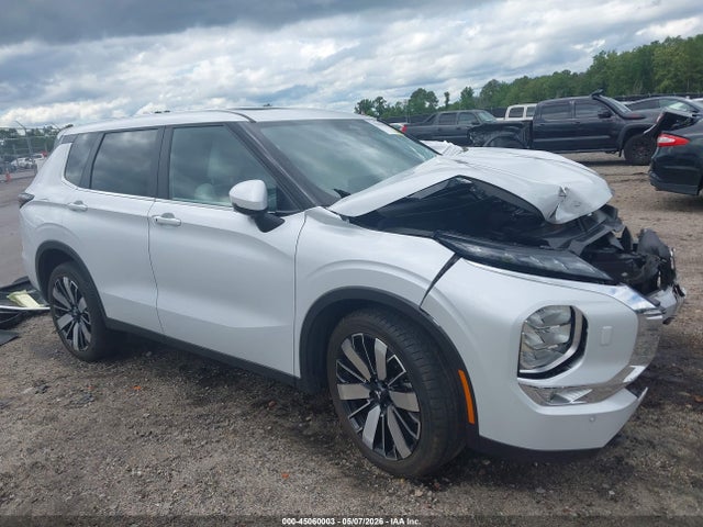 Salvage Mitsubishi Outlander Image