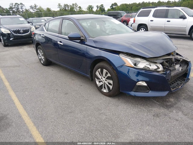Salvage Nissan Altima Image