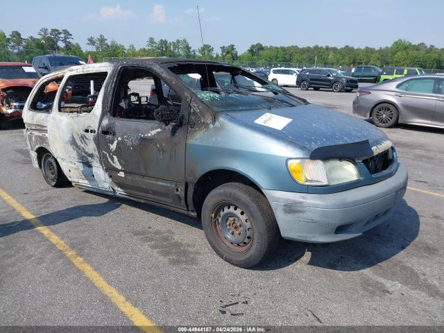 Salvage Toyota Sienna Image