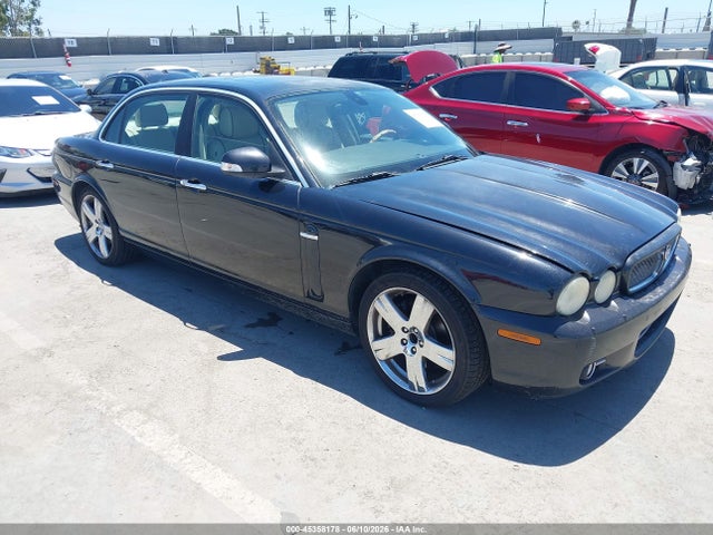 Salvage Jaguar XJ Image