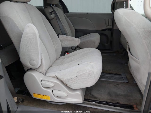 Toyota Sienna Le V6 8 Passenger