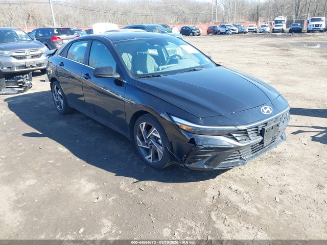Salvage Hyundai ELANTRA Image