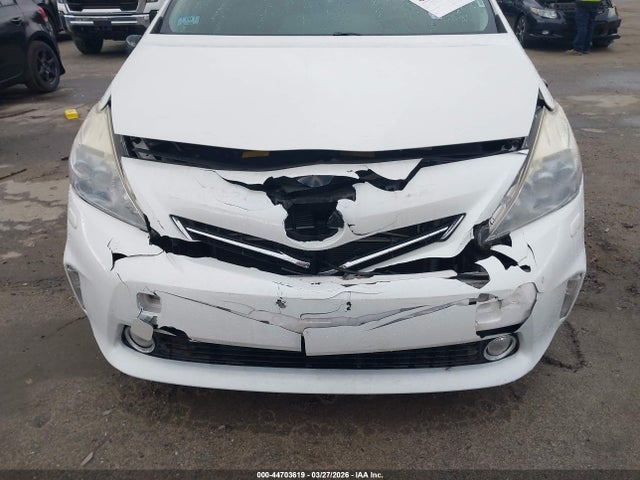 Toyota Prius v Five