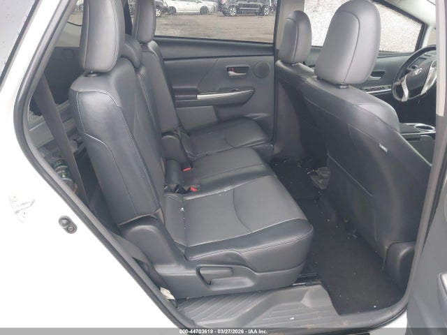 Toyota Prius v Five