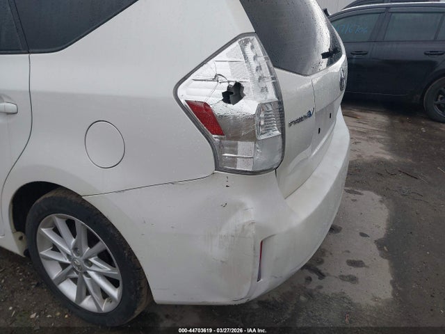 Toyota Prius v Five