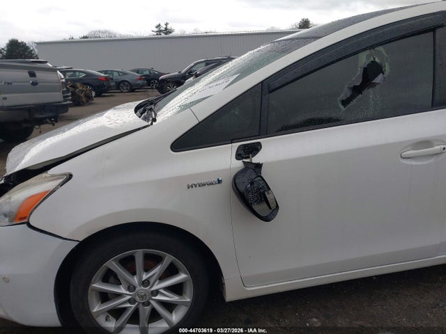 Toyota Prius v Five