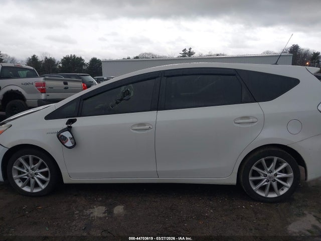 Toyota Prius v Five