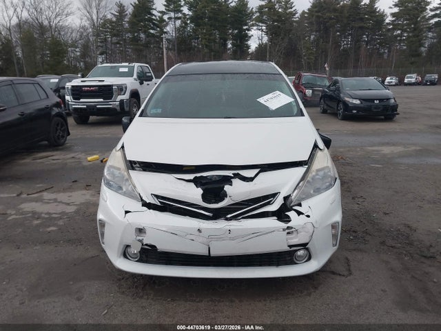 Toyota Prius v Five