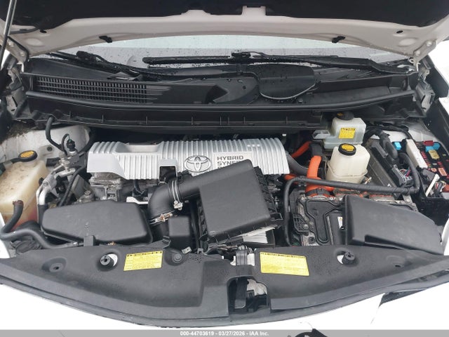 Toyota Prius v Five